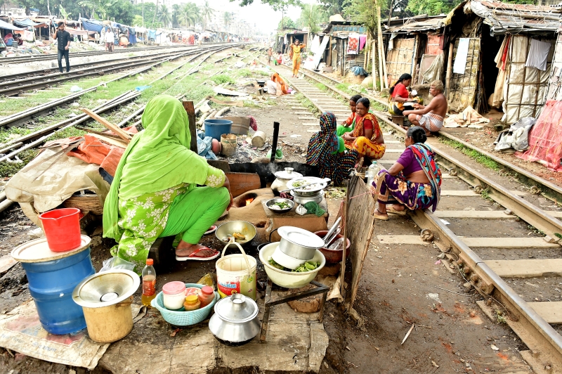 孟加拉国首都达卡铁路沿线上到处都是破烂不堪的贫民窟，整体环境糟糕。（新华社照片）