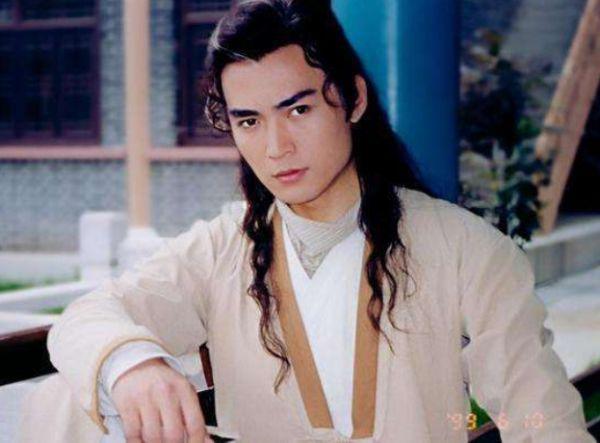 焦恩俊当年演出《小李飞刀》的李寻欢，被指是一代神颜，剑眉星目，眼神多情，是无数人的童年男神。