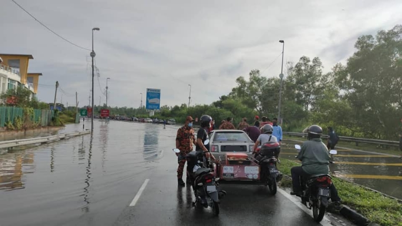 毗邻瓜雪河五号公路的路段，因道路遭海水淹没，车子都无法通行。