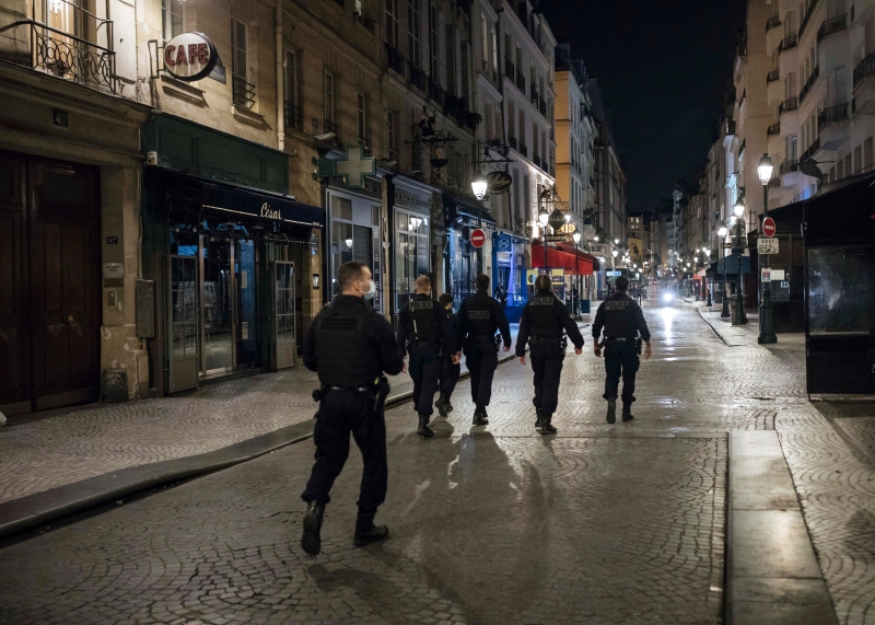 法国巴黎地区和另外8个城市将从上周六开始实施宵禁。图为警方在巴黎街道巡逻。（美联社照片）