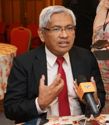 宪法专家兼霹雳州议会反对党领袖阿兹巴里