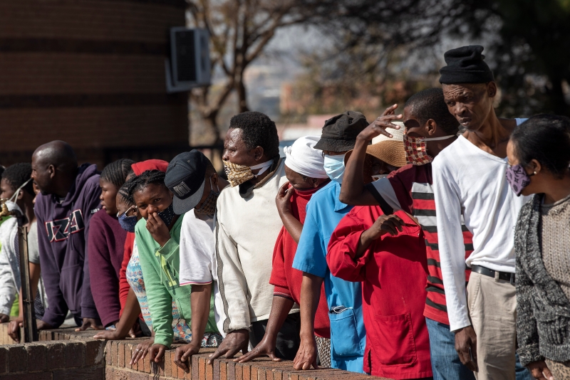 南非约翰内斯堡索韦托，市民排队领取食品。　（新华社照片）