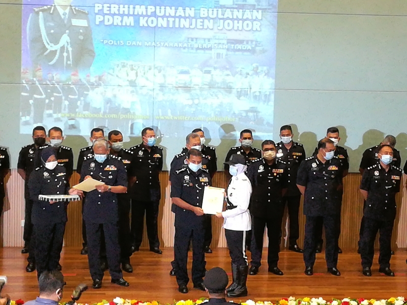 阿育汉（前排左三）颁发奖状给在工作上表现优异的交警。