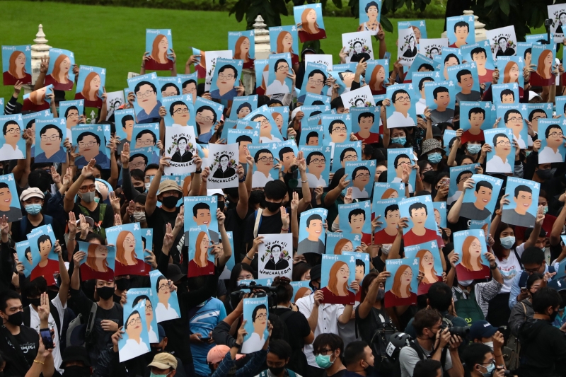 示威者展示多名被捕抗议领袖的肖像海报，促当局放人。（图：法新社）