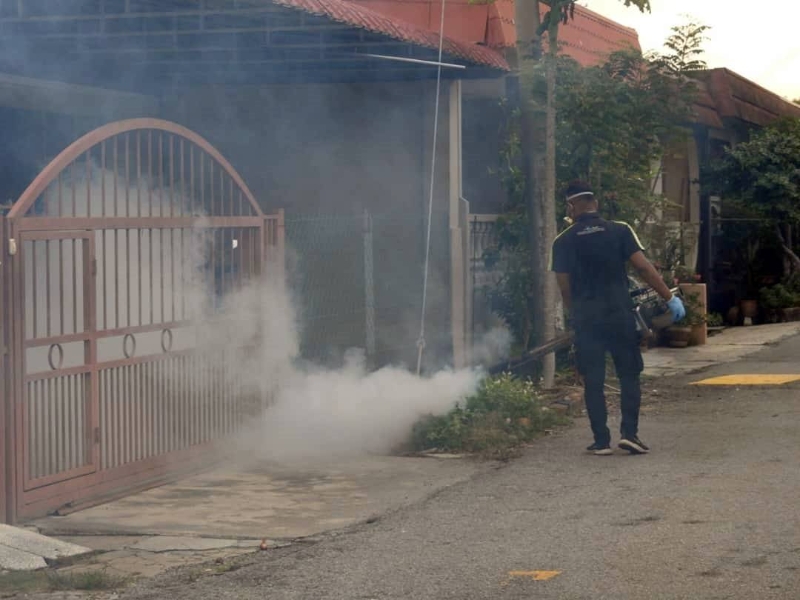 丹绒比拉拉狮子会到葛南格第二期花园喷射蚊雾。