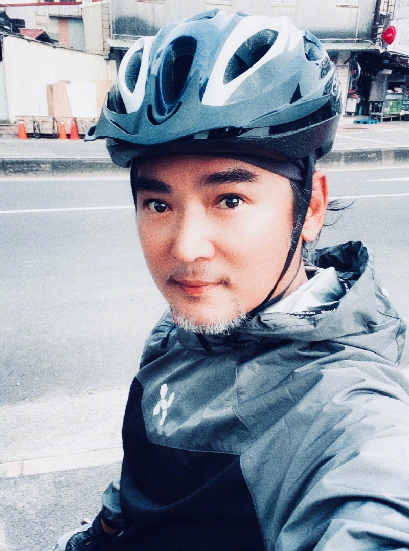 焦恩俊14日在微博分享自己的骑脚车照，虽然胡子已有些斑白，但眼神依旧明亮，立体的五官依稀能看出年轻时的风采。