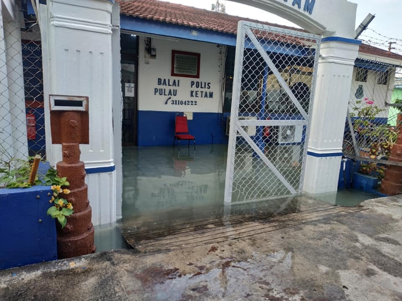吉胆岛警察局也惨遭淹水。