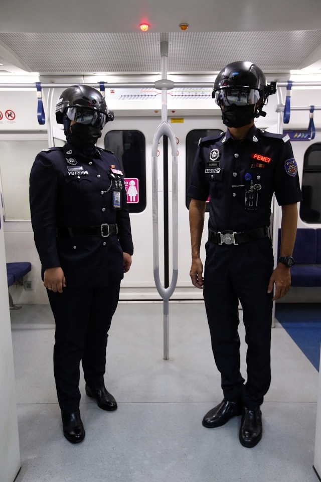 马来亚铁道公司让辅警试用体温测量头盔，从中衡量其有效和适用性，再决定是否长期和广泛使用。