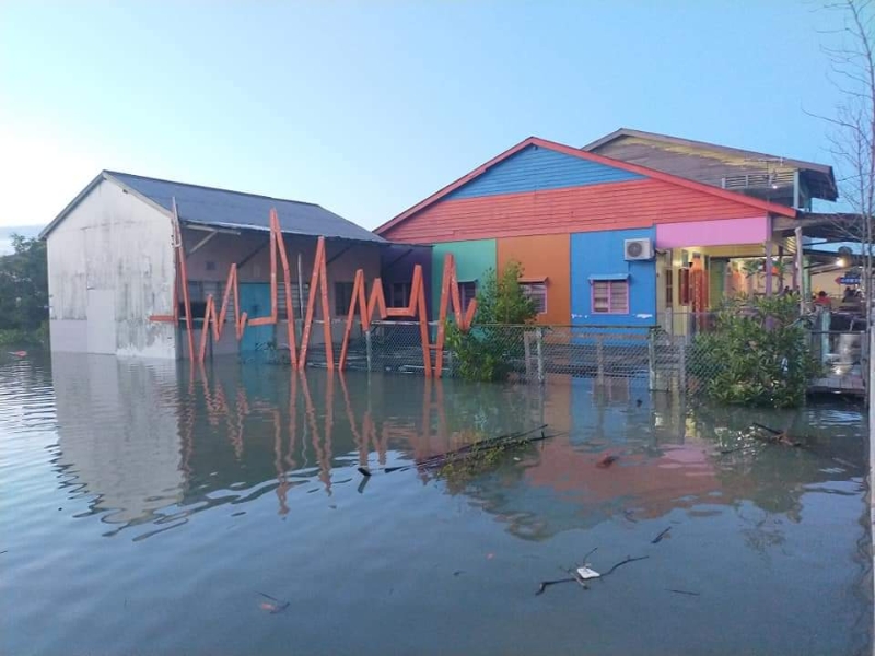 吉胆岛和五条港有约100间住家遭到海水淹入。