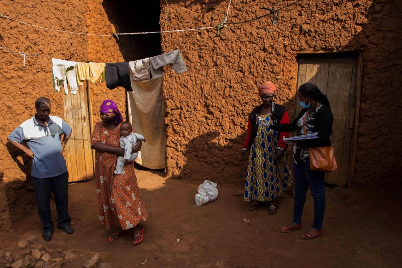 在卢旺达首都基加利，一名政府官员为受新冠疫情防控措施影响的贫困家庭进行普查。　 (新华社照片)