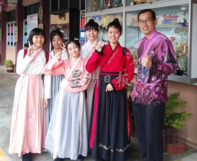 刘欣彤（左一）在学校举办文化活动日时和老师同学合照。

