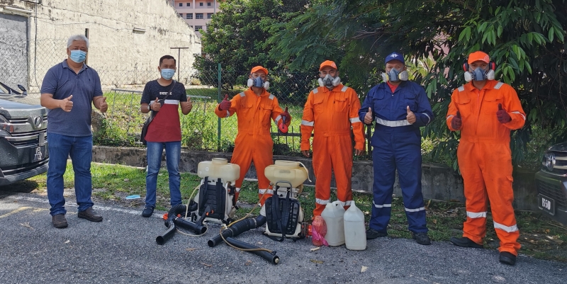 余深恩（左一）拨款赞助 一支“灭蚊特工队到士拉央比达拉花园第3期住宅区喷射蚊雾。