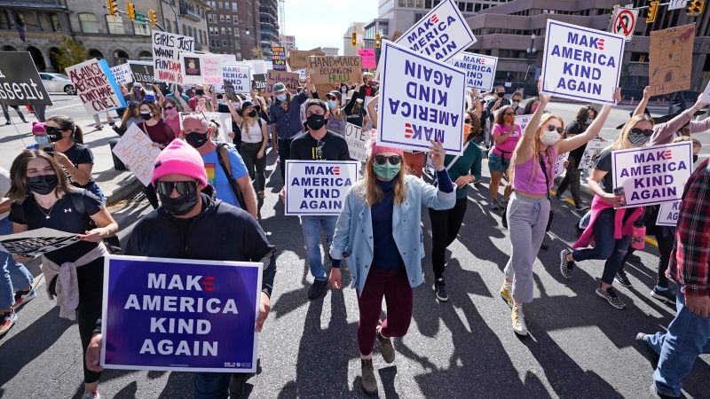 全美各地逾10万名女性17日走上街头，怒呛总统川普，也向已故大法官金斯柏格致敬。图为犹他州游行民众。（美联社照片）