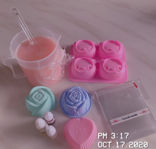 张馨月分享手制母乳香皂的模具，全都是粉色系列，少女心满满。