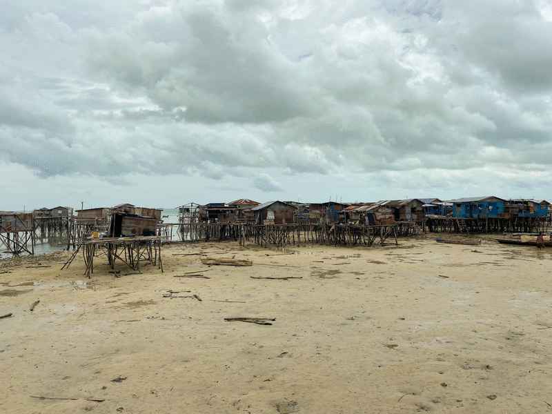 奥马达岛村民抗拒做冠病检测，卫生人员入岛时发现村子空无一人。