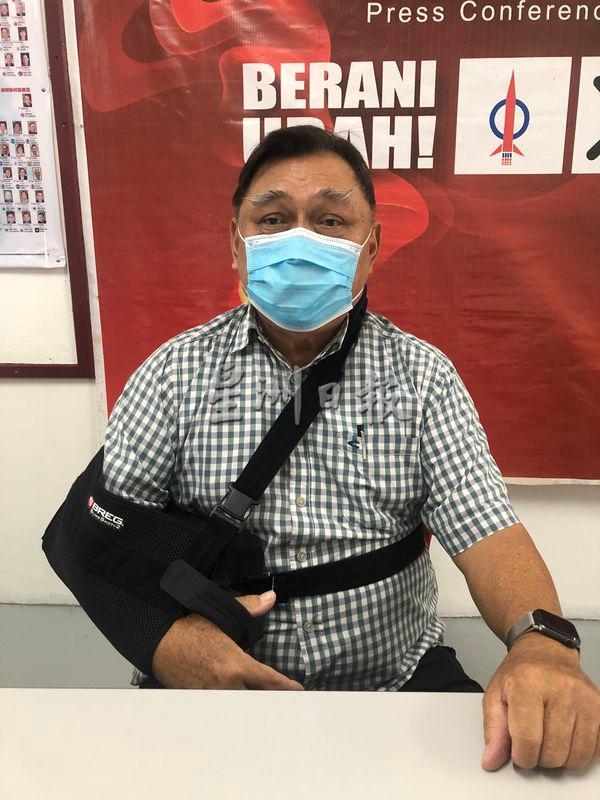 丹绒峇都区州议员周政新上周甫完成右肩手术，目前请假两周进行复健及休养，不过丹绒峇都州选区服务中心仍维持正常运作。
