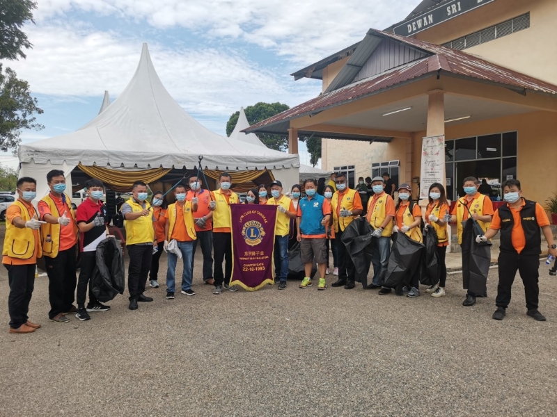 叶进宽（左八）率领逾20名成员参与武吉港脚清洁与防范伊蚊运动。