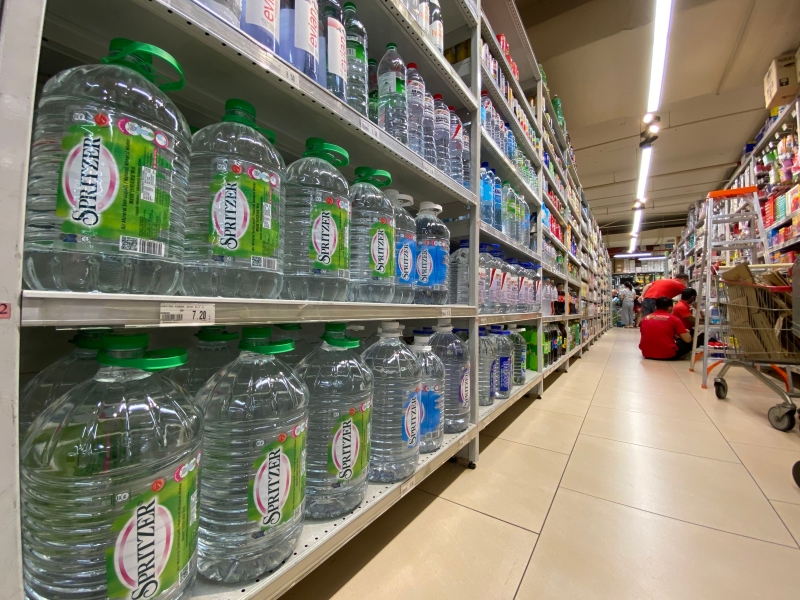各大超市目前上架的净水供应充足，并未掀起抢购潮。
