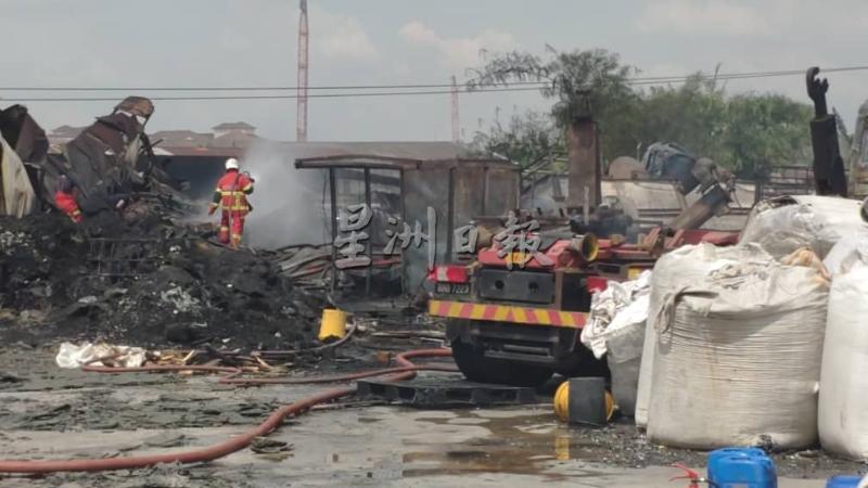 巴生甘榜爪哇一家回收厂于凌晨发生的火灾让35名消拯员一直从凌晨4时许忙到早上7时，才成功控制火势。