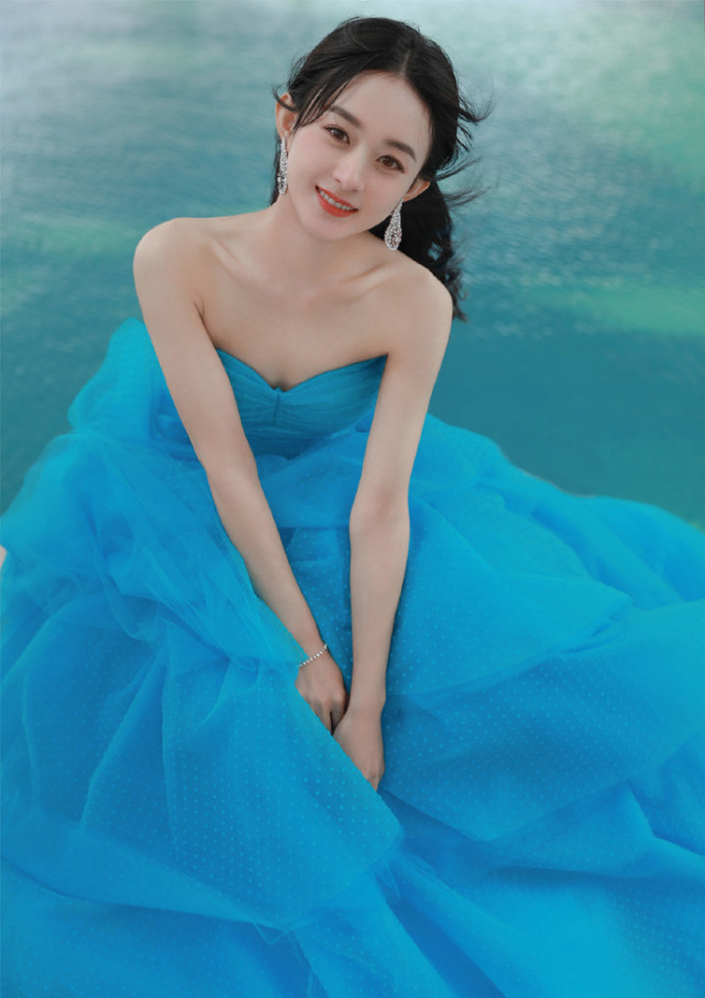 赵丽颖穿明蓝色公主蛋糕裙参加金鹰晚会，但晚礼服却是过季的而引来一些嘲讽。