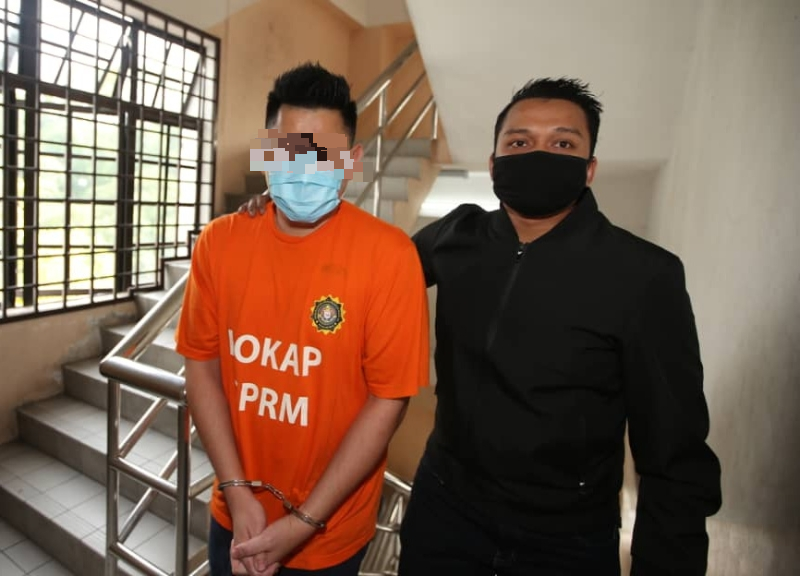 嫌犯（左）周二早上被带往新山法庭，推事庭副主簿官诺希达雅允准反贪会继续延扣嫌犯4天，直至10月23日。