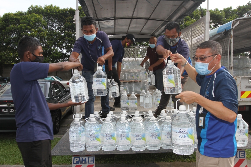 雪水务公司职员周二准备了大量饮用水，派发给组屋居民。