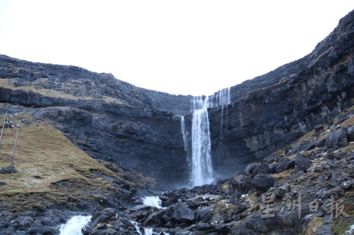 法罗群岛尽是崎岖陡峭的山地，沿路能看见小瀑布。

