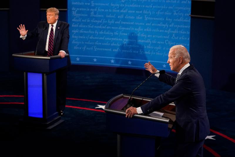 美国总统大选最後一场辩论将设有一个“静音”按钮，以允许每位总统候选人畅所欲言，以避免出现像首场辩论那样被干扰的情况。图为两位候选人在首场辩论时竞相发言。（法新社照片）