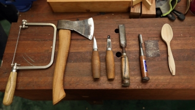 制作木食器的必备工具：线锯、斧头、虎克刀、小刀、砂纸等。