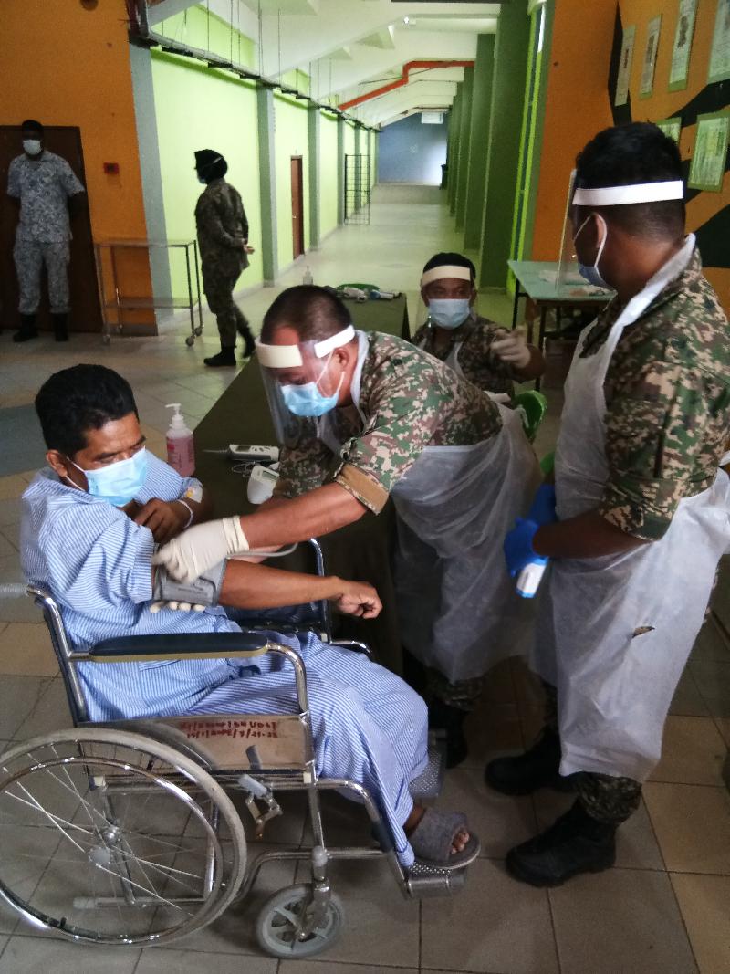 首名入住斗湖战地医院的男病患进行入院前进行身体检查。