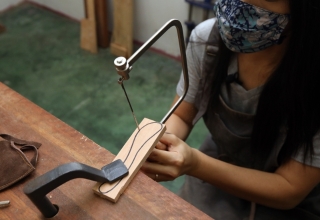 02利用线锯或斧头（用于较硬的木材）裁切出整体轮廓。