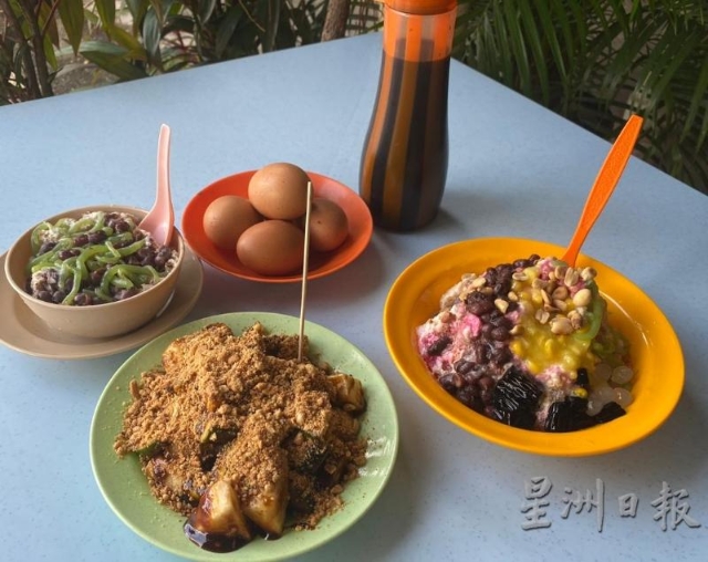 铭叻沙和红豆冰的搭配也相得益彰，加上爽脆的罗惹，成为当地食客下午茶的标准配套。
