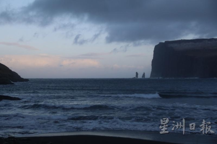根据当地传说，来自冰岛的巨人想把岛屿偷走，却被日出变成了岩石。

