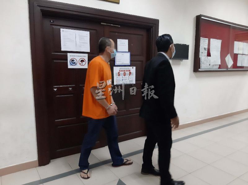 
企图贿赂警察的华裔嫌犯（左）被押出法庭。