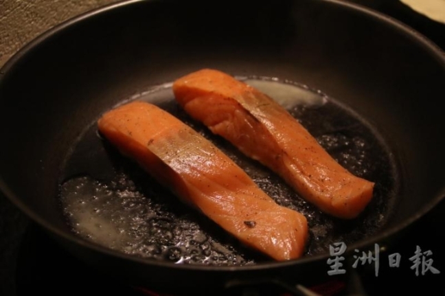 法罗群岛盛产三文鱼，从超市买回住宿烹煮。

