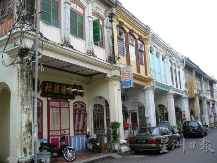 槟城的五脚基街屋兴建于英殖民时期，所以普遍上都有五脚基簷廊。

