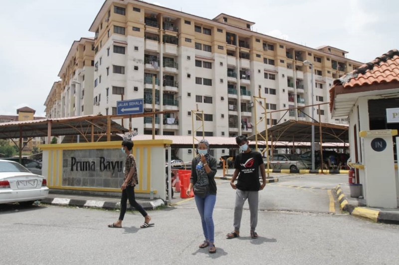 巴生高阳苑Prima Bayu公寓自传出21名外籍厂工冠病确诊后，引起当地居民的忧虑，所以聘请保安全天后监督仍在公寓内隔离的厂工。