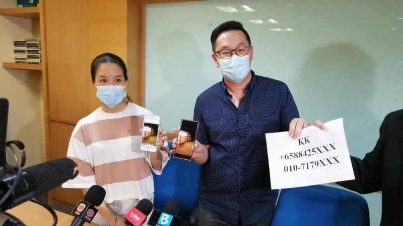 刘小姐（左起）及蔡先生向媒体展示收到大耳窿所发出的汽油弹烧屋恐吓视频。

