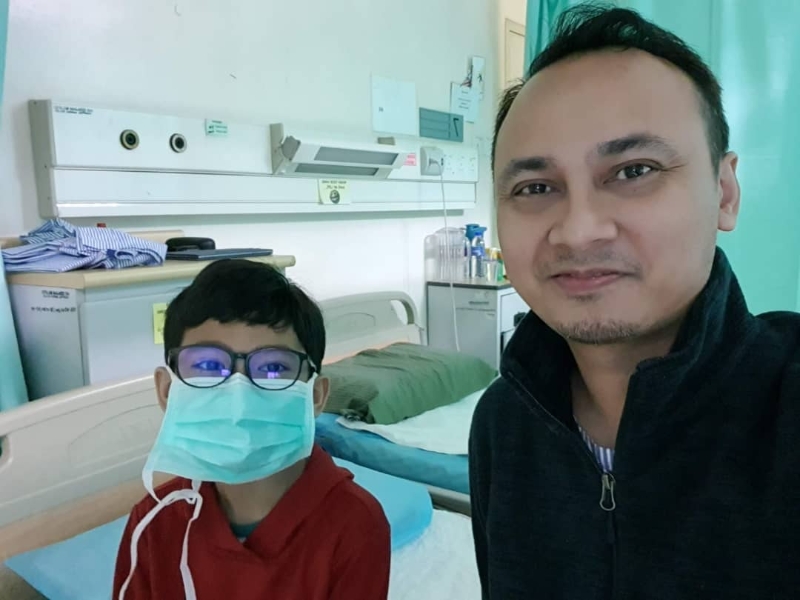 里扎与儿子在病房里苦中作乐。（受访者提供）