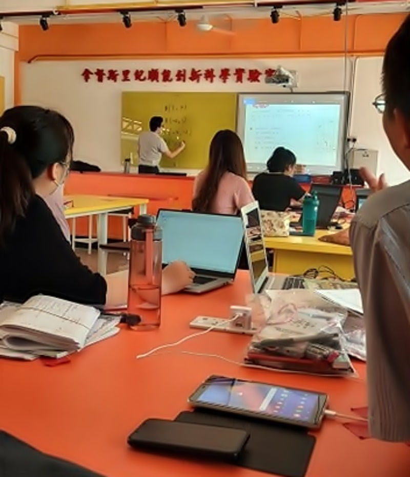 安顺三民独立中学数理老师黄书达为全体数学老师进行Geogebra软件辅助数学教学培训。