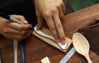 01依照纸模或直接在木材上描绘汤匙形状。