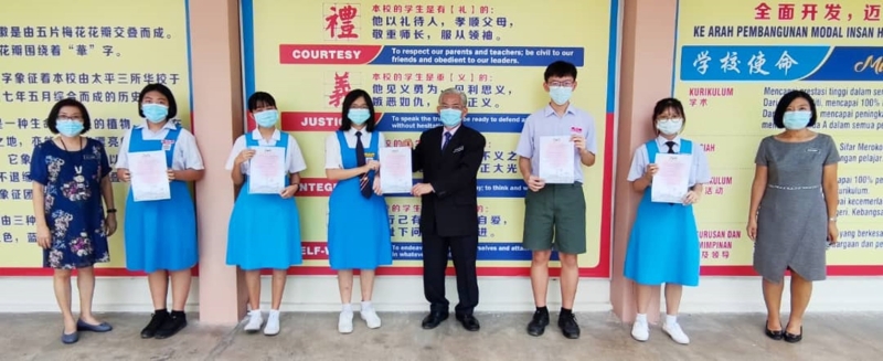 黄厚赐（右四）移交奖状予获金牌学生。左是郭秋俐老师；右为曾美丽副校长。