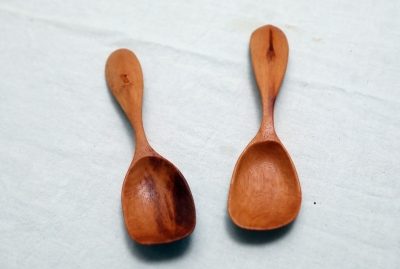 两支看起来很相似的汤匙，若仔细看，可以看出匙面呈一边长一边短，分别给惯用左手和右手的人使用。