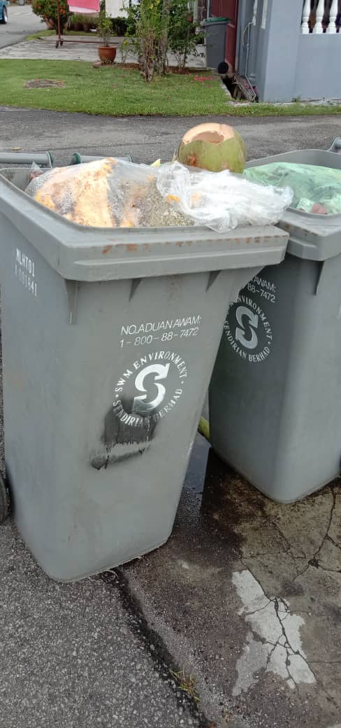 夜市清洁单位霸用居民的垃圾桶，居民的垃圾则无处放。