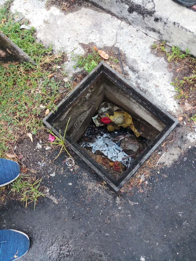 消防栓内满是垃圾。