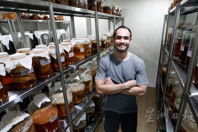 陈振洋是wildkombucha.co的创始人，他当初因皮肤过敏而自行酿制康普茶。
