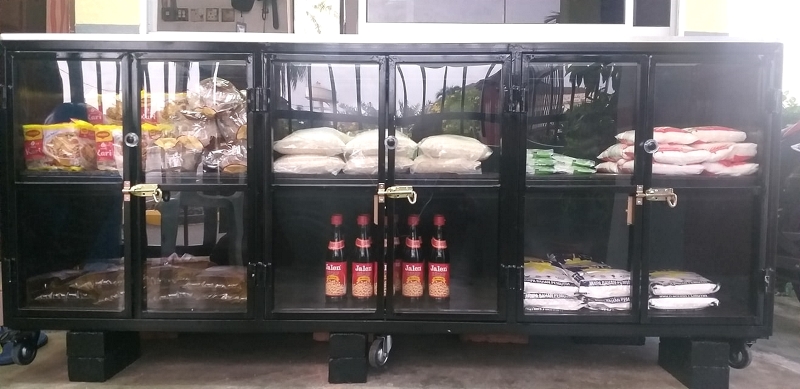 市议会在守卫亭处放一个柜台存在乾粮，让公众领取。