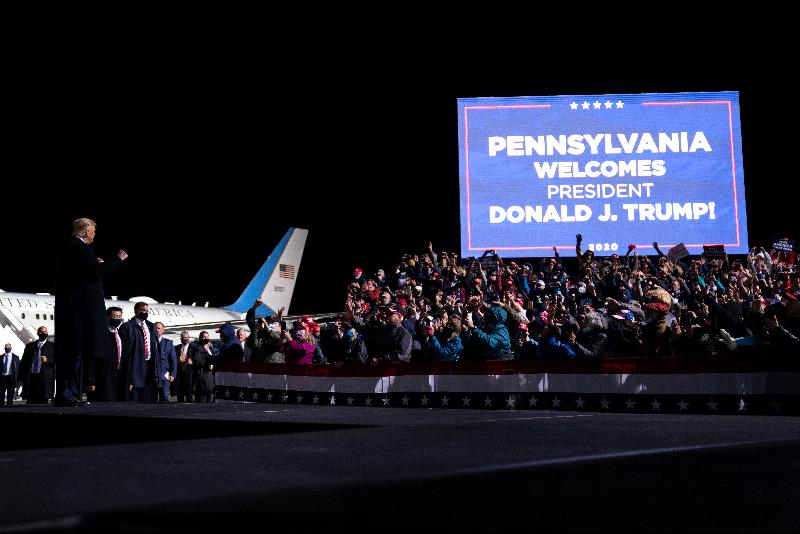 在总统大举进入倒数的白热化阶段，特朗普周二马不停蹄地到关键摇摆州走透透赶场，并抵达宾州国际机场出席造势活动。（美联社照片）