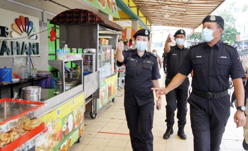三苏阿马（前右起）在叶晓文和一众警官陪同下，巡视巴生直落玻璃商家，遵守条管令规定的标准作业程序。