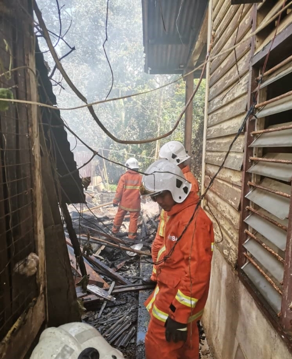 消拯人员于大火扑灭后进行检查。
